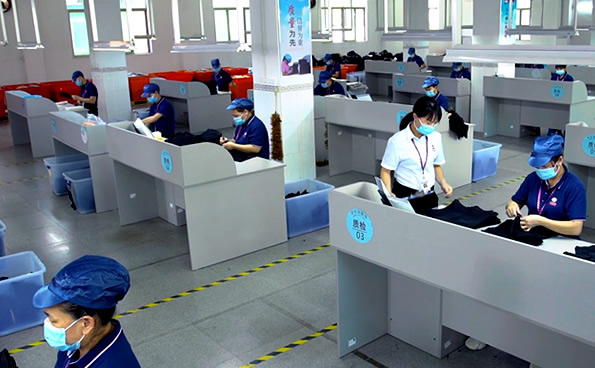 每件成品都在后道車(chē)間進(jìn)行專(zhuān)業(yè)化、標(biāo)準(zhǔn)化的質(zhì)量檢測(cè)程序